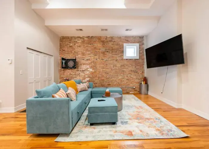 Luxurious Downtown 3 Bed 2 Bth