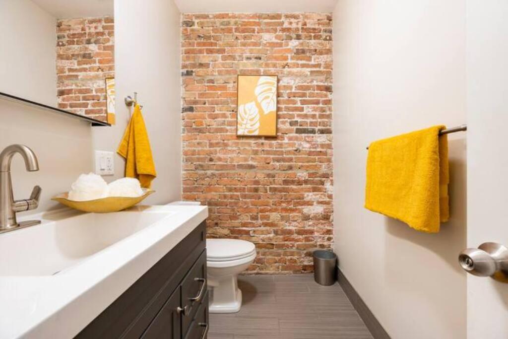 Luxurious Downtown 3 Bed 2 Bth
