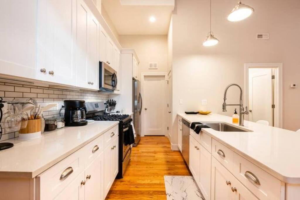 Apartment Luxurious Downtown 3 Bed 2 Bth