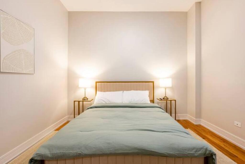 Apartment Luxurious Downtown 3 Bed 2 Bth *