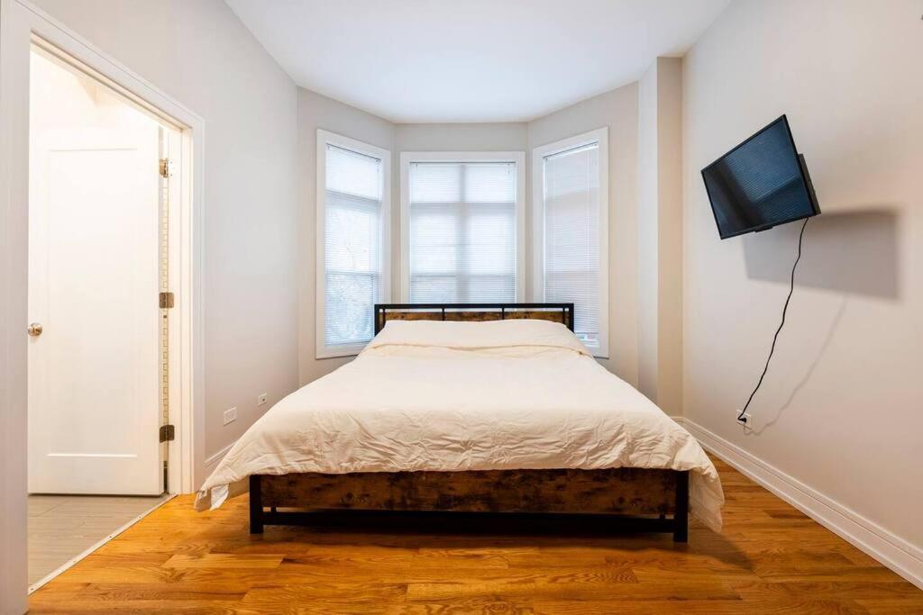 Luxurious Downtown 3 Bed 2 Bth