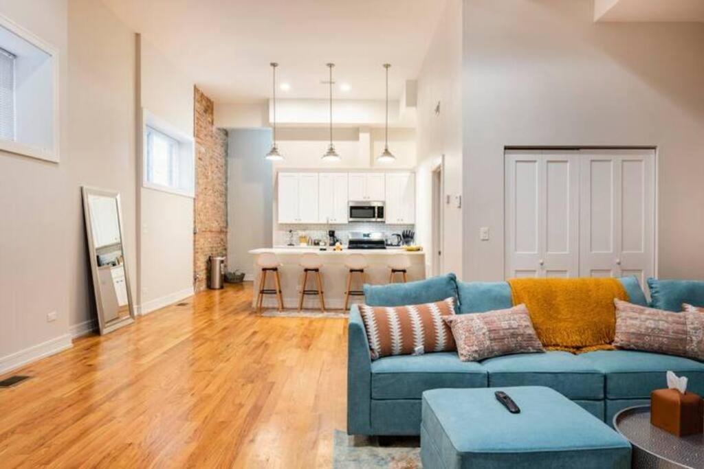Luxurious Downtown 3 Bed 2 Bth Apartment *