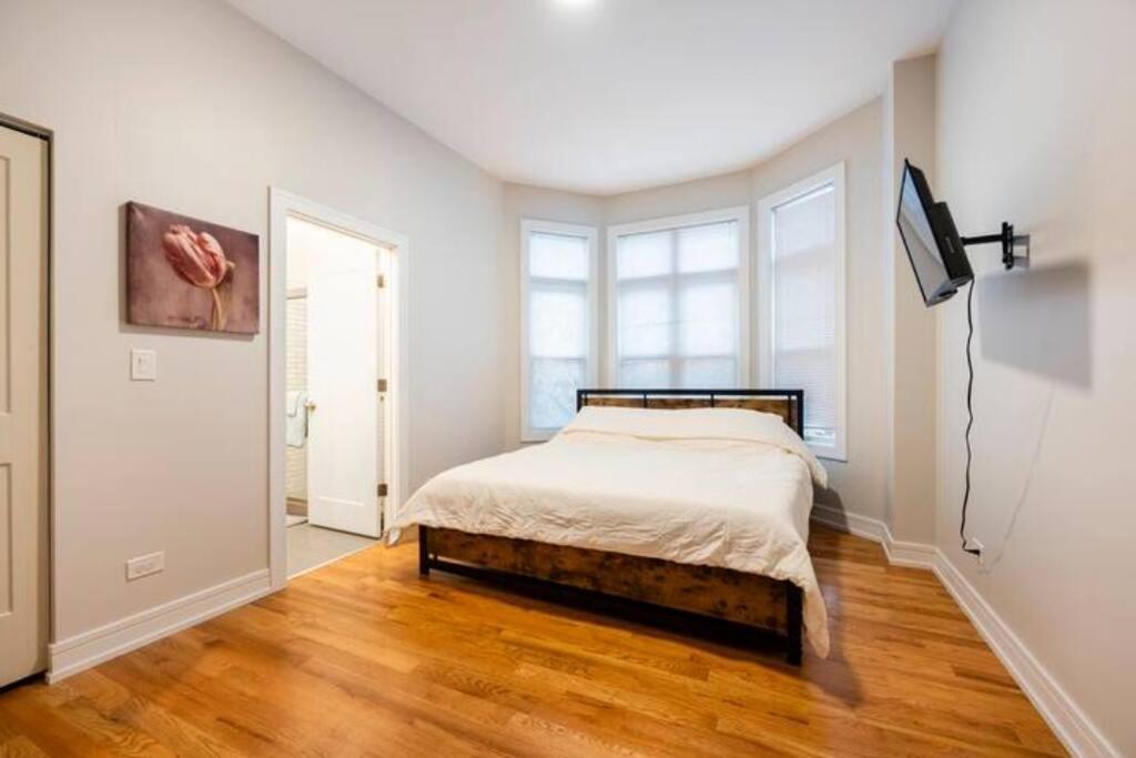Apartment Luxurious Downtown 3 Bed 2 Bth